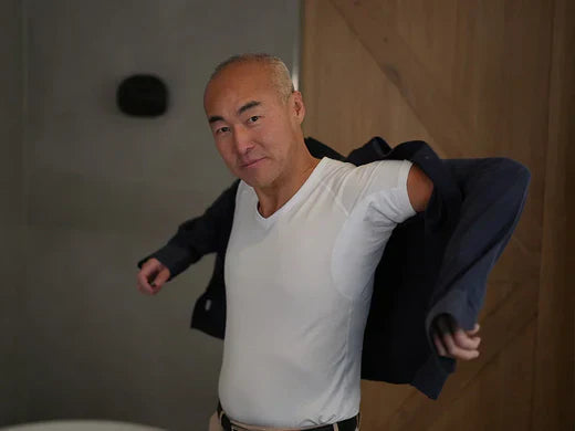 Shirt onder een overhemd dragen