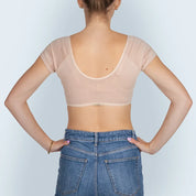 Vrouw model met BEIGE ANTI ZWEET COLLEGE TOP van ConfidenceForAll en blauwe spijkerbroek achteraanzicht in studio