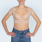 Vrouw model met BEIGE ANTI ZWEET COLLEGE TOP van ConfidenceForAll en blauwe spijkerbroek vooraanzicht in studio