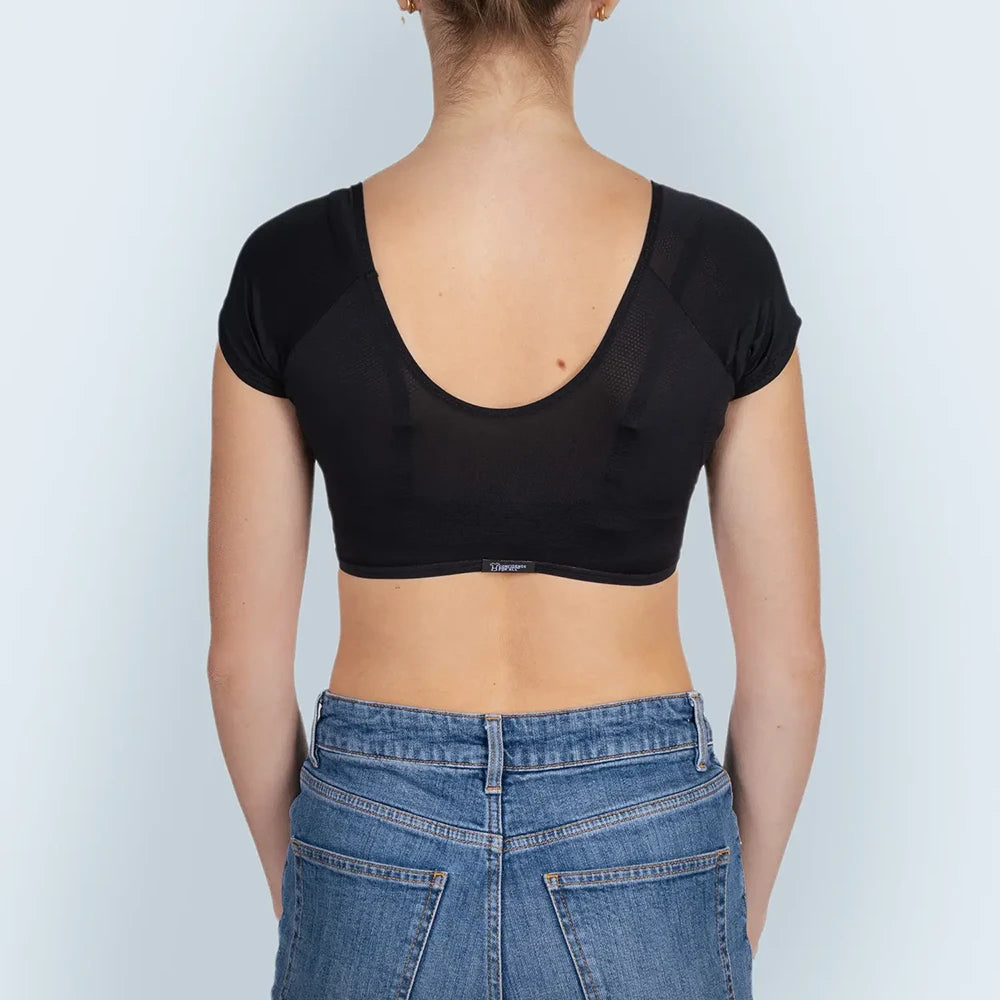 Vrouw model met ZWARTE ANTI ZWEET COLLEGE TOP van ConfidenceForAll en blauwe spijkerbroek achteraanzicht in studio