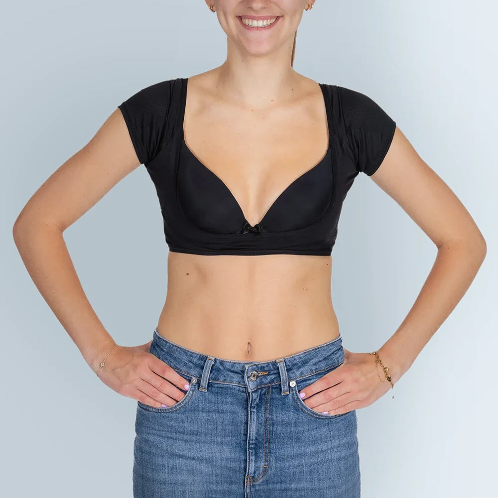 Vrouw model met ZWARTE ANTI ZWEET COLLEGE TOP van ConfidenceForAll en blauwe spijkerbroek vooraanzicht in studio