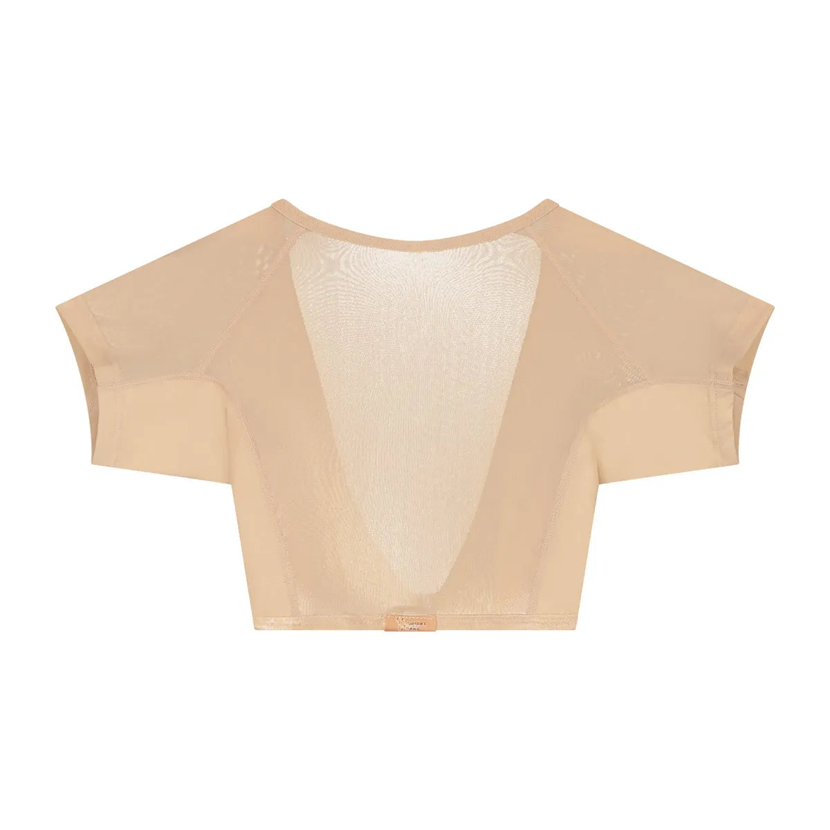 Flatlay-fotografie van de achterkant van een doorschijnende beige ConfidenceForAll DryDress-top met korte mouwen, met grote, zweetabsorberende, anti-transpirant en antibacteriële zweetpads met de label aan de achterkant en een clip aan de voorkant om hem vast te maken.