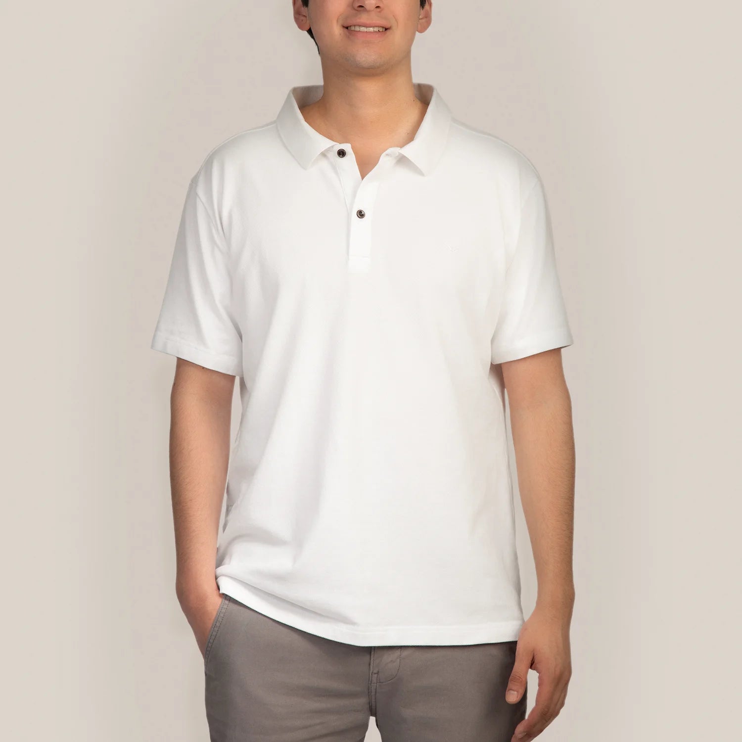 Studio Productfoto Mannelijk model met Anti Zweet Polo shirt Wit van ConfidenceForAll in casual grijze broek voorkant