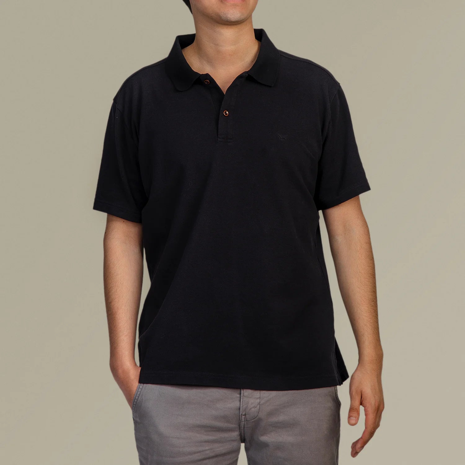 Studio Productfoto Mannelijk model met Anti Zweet Polo shirt Zwart van ConfidenceForAll voorkant
