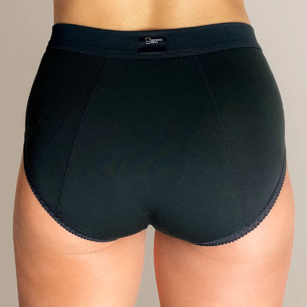 ConfidenceForAll anti-zweet ondergoed voor dames in het zwart, ontworpen voor comfort de hele dag en vochtregulatie, van achteren afgebeeld op een model om de nauwsluitende pasvorm en het naadloze ontwerp te benadrukken