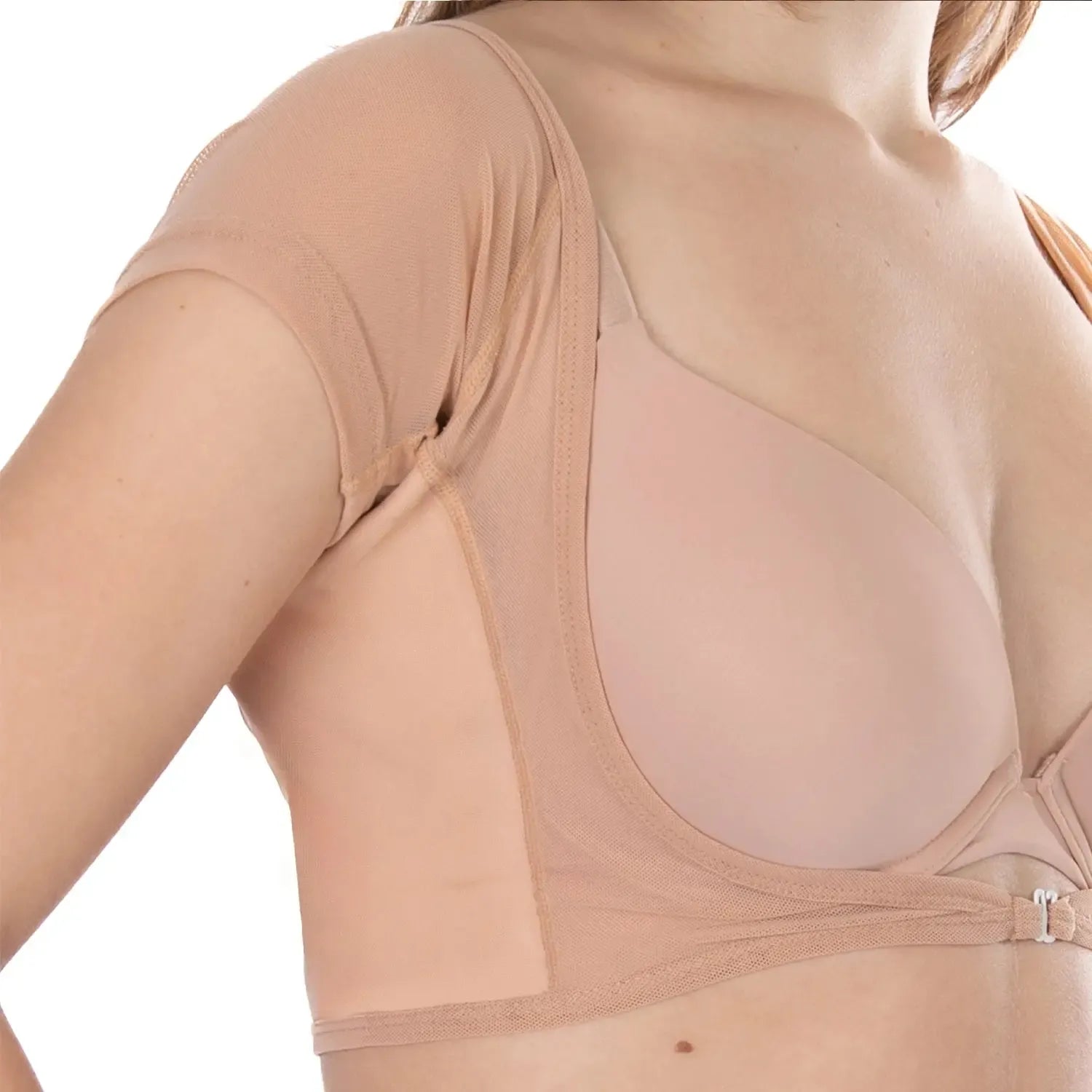 Studio fotografie van ConfidenceForAll DryDress Lange pad Anti-zweet Top in Beige, Schuin vooraanzicht model bruin haar en witte achtergrond