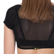 Studio fotografie van ConfidenceForAll DryDress Korte pad Anti-zweet Top in Zwart, Achter aanzicht model bruin haar en witte achtergrond