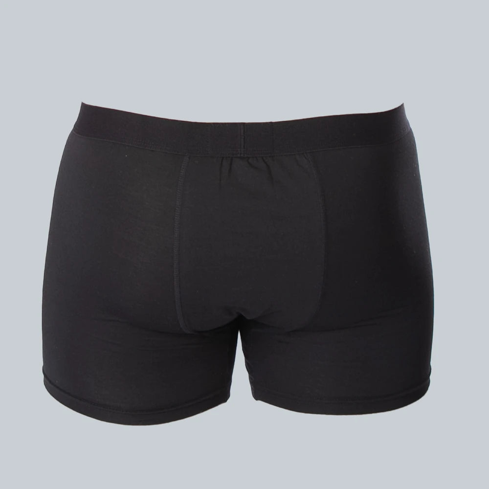 3D-studiofotografie van de achterkant van een zwarte, anti-transpirant, zweetbestendige boxershort van ConfidenceForAll met zweetpads op een effen grijsblauwe achtergrond.