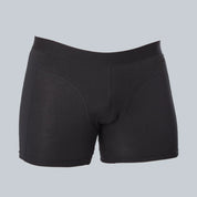 3D-studiofotografie van de voorkant van een zwarte, anti-transpirant, zweetbestendige boxershort van ConfidenceForAll met zweetpads op een effen grijsblauwe achtergrond.