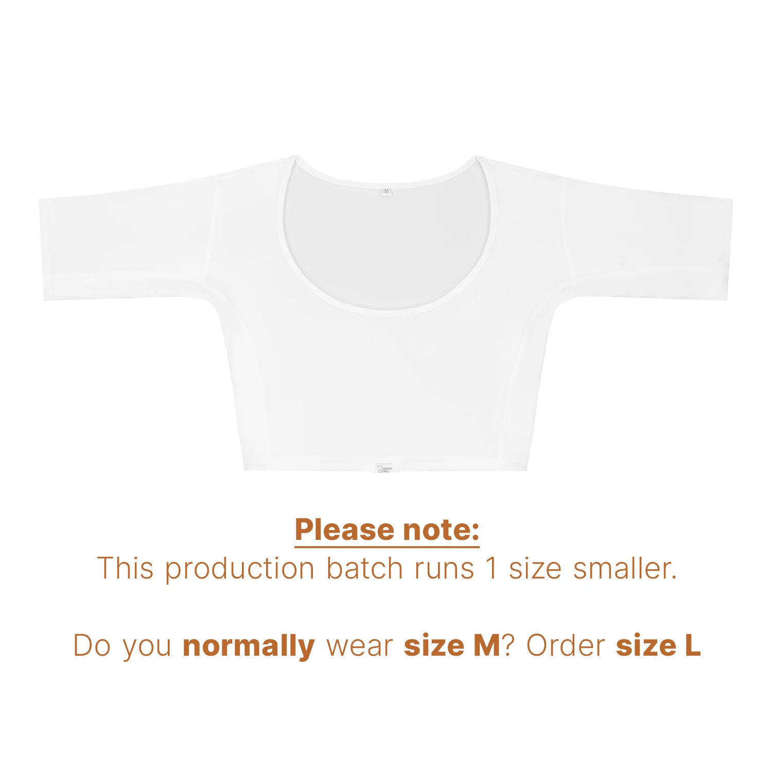 Flatlay studiofotografie van ConfidenceForAll Witte crop top met halve mouwen en de tekst: deze serie valt een maat kleiner; voor maat M raden we aan om een maat groter te nemen dan maat L.