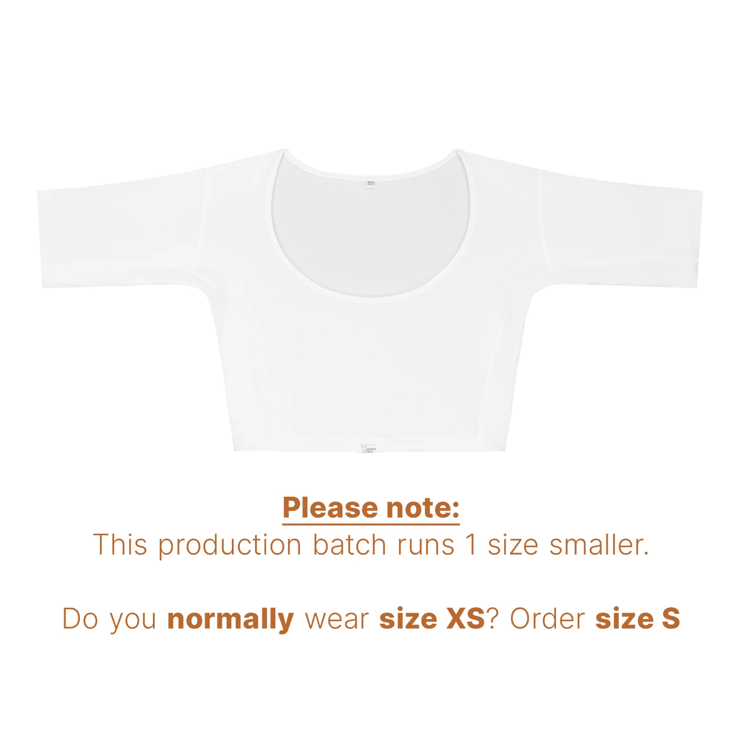 Flatlay studiofotografie van ConfidenceForAll Witte crop top met halve mouwen en een tekst als opmerking: deze serie valt een maat kleiner; voor maat XS raden we aan een maat groter te nemen dan S.