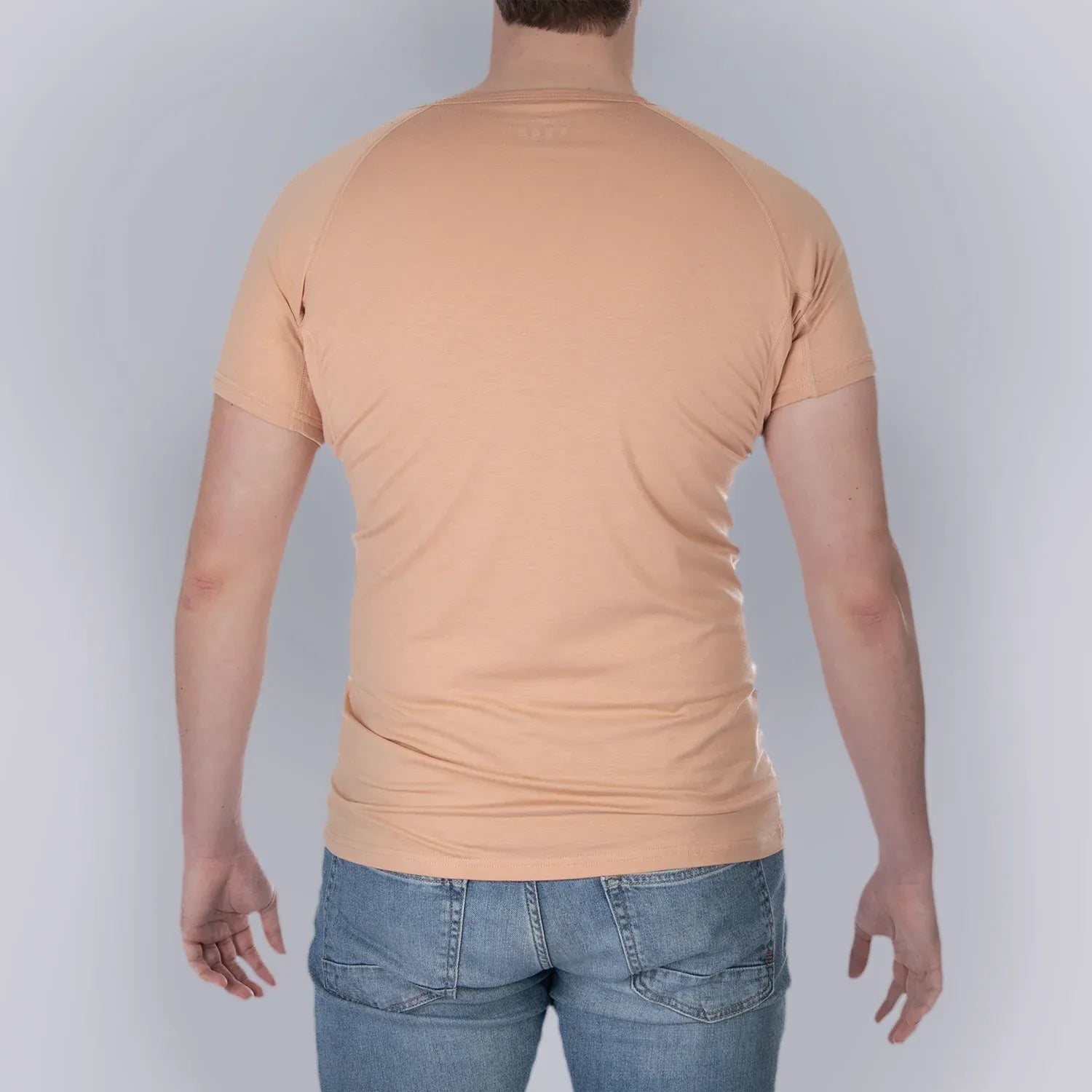 Studio produktfoto af mandligt model med ANTI-SVED SHIRT HERRE – beige, bagfra