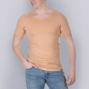 Studio produktfoto af mandligt model med ANTI-SVED SHIRT HERRE – beige, V-hals, forfra