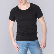 Studio produktfoto af mandligt model med ANTI-SVED SHIRT HERRE – sort, rund hals, forfra
