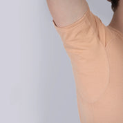 Studio produktfoto detailfoto af armhule på mandligt model med ANTI-SVED SHIRT HERRE undershirt, beige, zoomet ind på armhulepuden