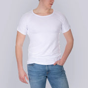 Studio produktfoto forfra af mandligt model med ANTI-SVED SHIRT HERRE undershirt, rund hals, hvid og blå jeans