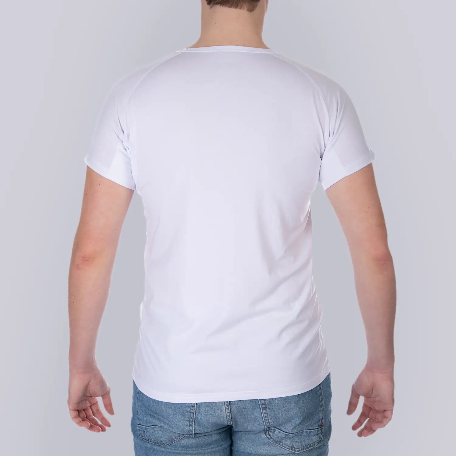 Studio produktfoto bagfra af mandligt model med ANTI-SVED SHIRT HERRE, hvid og blå jeans