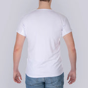 Studio produktfoto bagfra af mandligt model med ANTI-SVED SHIRT HERRE, hvid og blå jeans