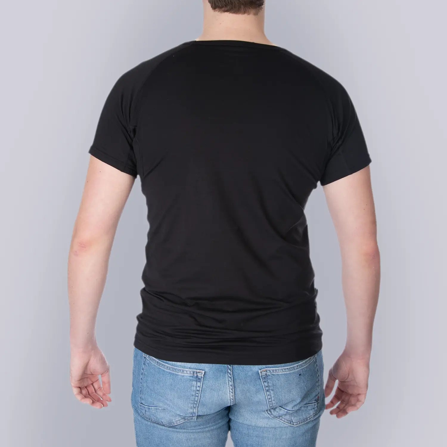 Studio produktfoto af mandligt model med ANTI-SVED SHIRT HERRE – sort, bagfra