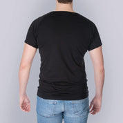 Studio produktfoto af mandligt model med ANTI-SVED SHIRT HERRE – sort, bagfra