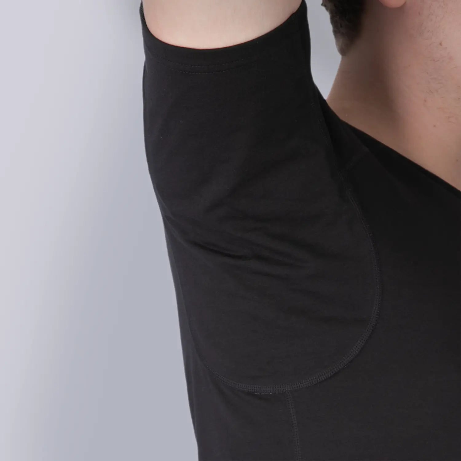 Studio produktfoto detailfoto af armhule på mandligt model med ANTI-SVED SHIRT HERRE undershirt, sort, zoomet ind på armhulepuden