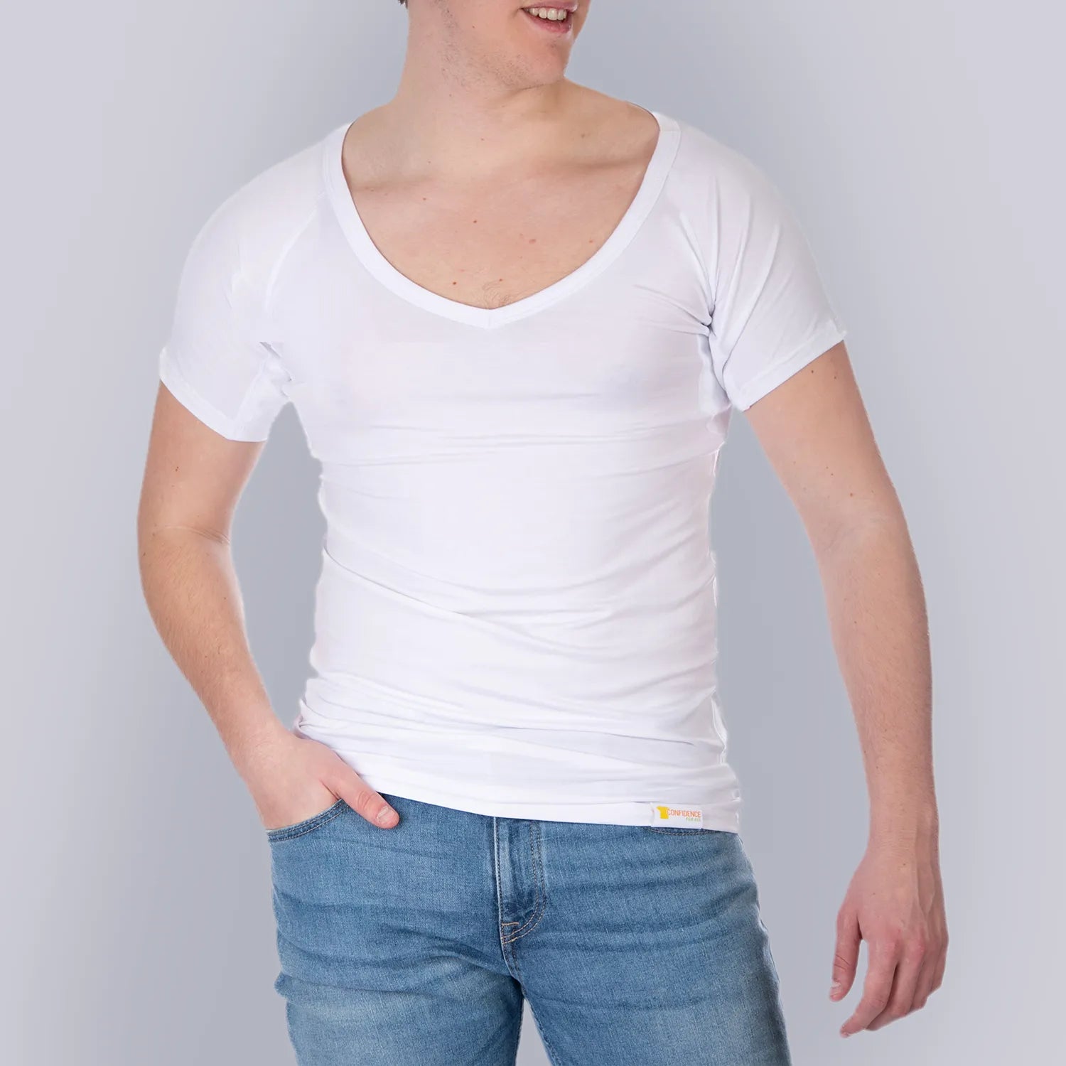 Studio produktfoto af mandligt model med ANTI-SVED SHIRT HERRE – hvid, dyb V-hals, forfra