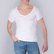Studio produktfoto af mandligt model med ANTI-SVED SHIRT HERRE – hvid, dyb V-hals, forfra