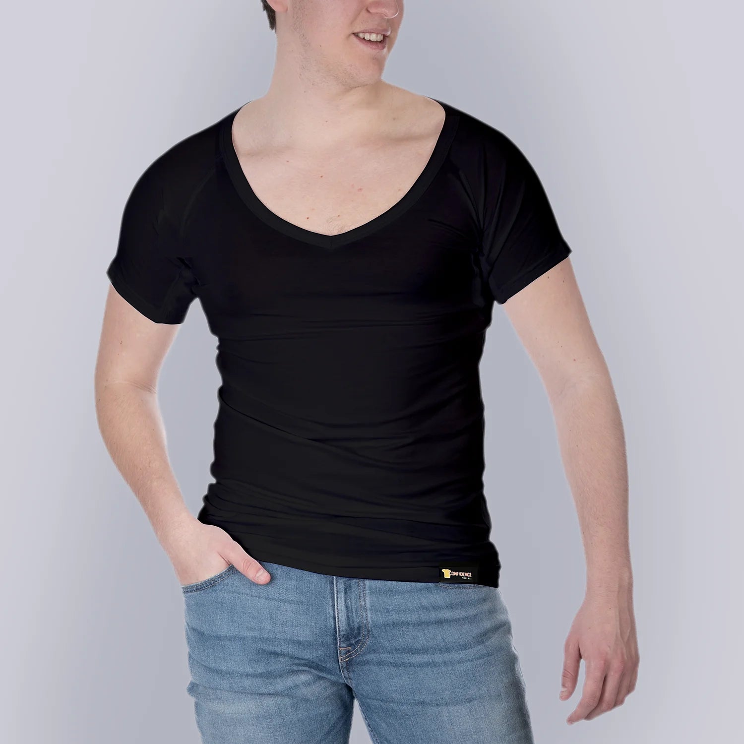 Studio produktfoto af mandligt model med ANTI-SVED SHIRT HERRE – sort, dyb V-hals, forfra