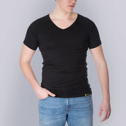 Studio produktfoto af mandligt model med ANTI-SVED SHIRT HERRE – sort, V-hals, forfra