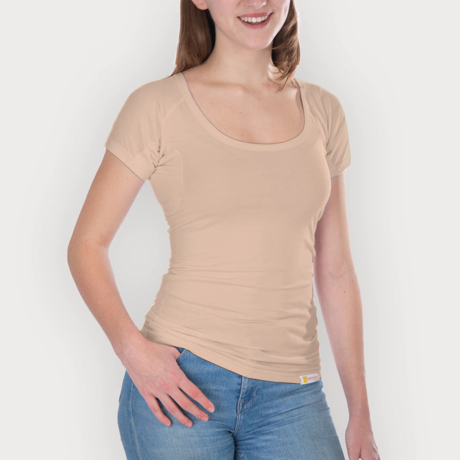 Studiofoto van vrouwelijk model met ANTI ZWEET SHIRT DAMES Ondershirts aan van ConfidenceForAll