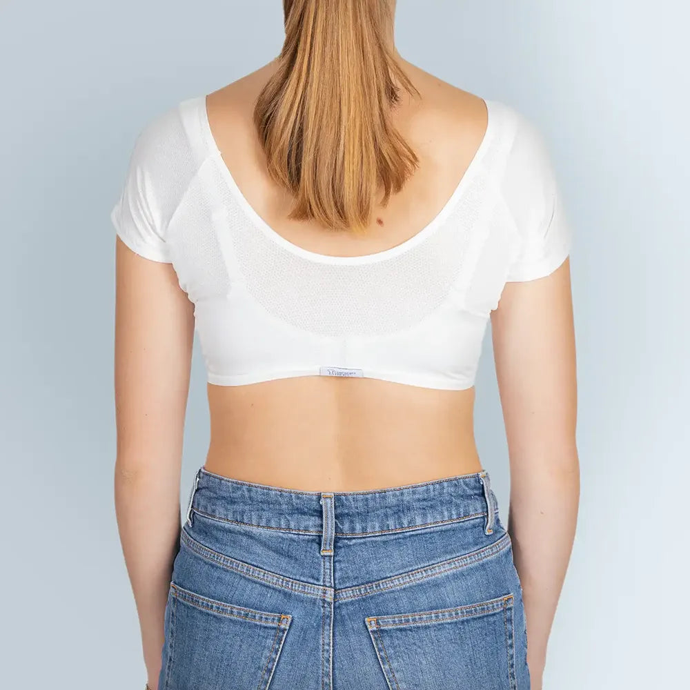 Vrouw model met ANTI ZWEET COLLEGE TOP van ConfidenceForAll Wit en blauwe spijkerbroek achteraanzicht in studio