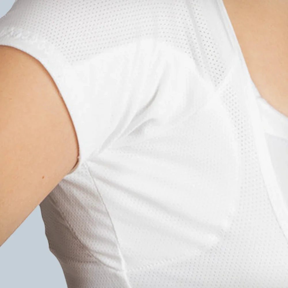 Model foto met ANTI ZWEET COLLEGE TOP van ConfidenceForAll ingezoomd detail