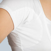 Model foto met ANTI ZWEET COLLEGE TOP van ConfidenceForAll ingezoomd detail