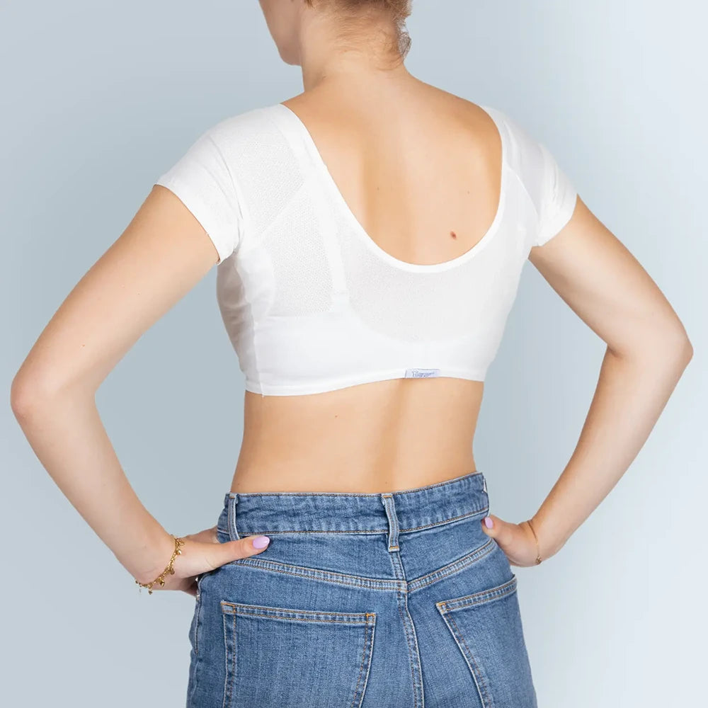 Vrouw model met ANTI ZWEET COLLEGE TOP van ConfidenceForAll Wit met blauwe spijkerbroek in studio schuin achter aanzicht