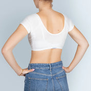 Vrouw model met ANTI ZWEET COLLEGE TOP van ConfidenceForAll Wit met blauwe spijkerbroek in studio schuin achter aanzicht