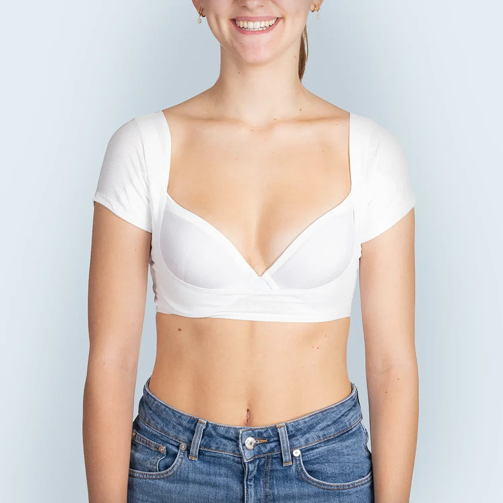 Vrouw model met ANTI ZWEET COLLEGE TOP van ConfidenceForAll Wit recht vooraanzicht in studio