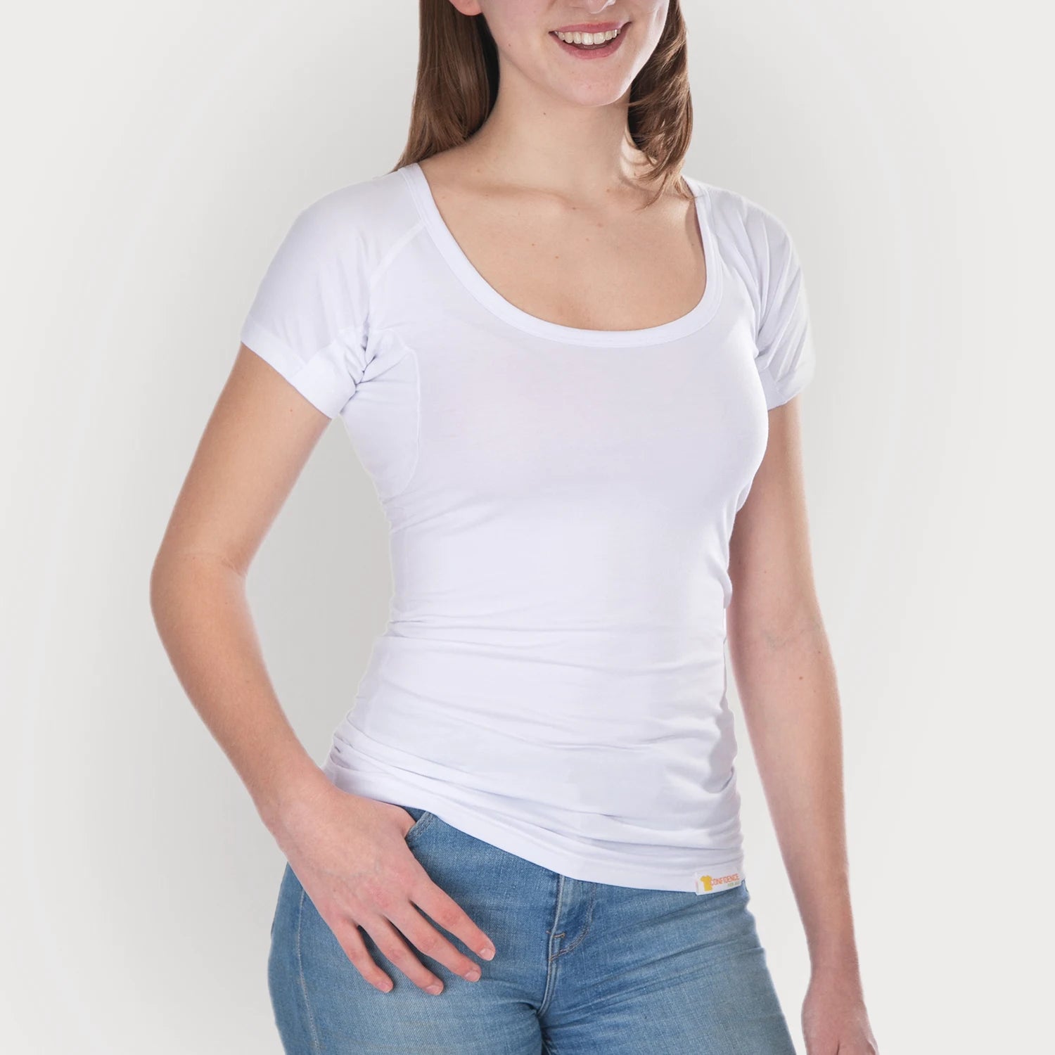 Studiofoto van vrouwelijk model met ANTI ZWEET SHIRT DAMES Ondershirts aan van ConfidenceForAll