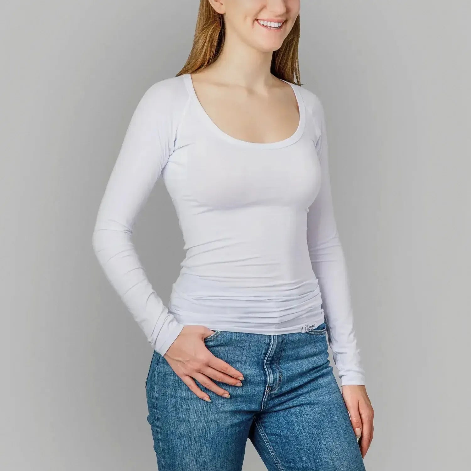 Studiofoto van vrouwelijk model met ANTI ZWEET SHIRT DAMES Ondershirts aan van ConfidenceForAll