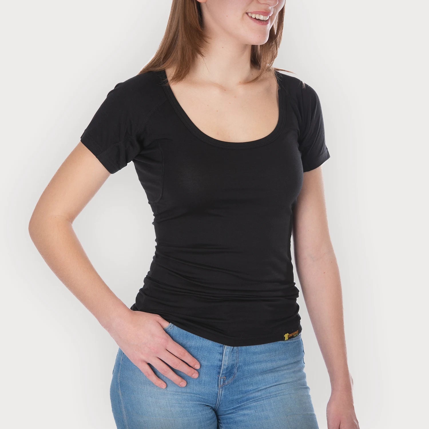 Studiofoto van vrouwelijk model met ANTI ZWEET SHIRT DAMES Ondershirts aan van ConfidenceForAll