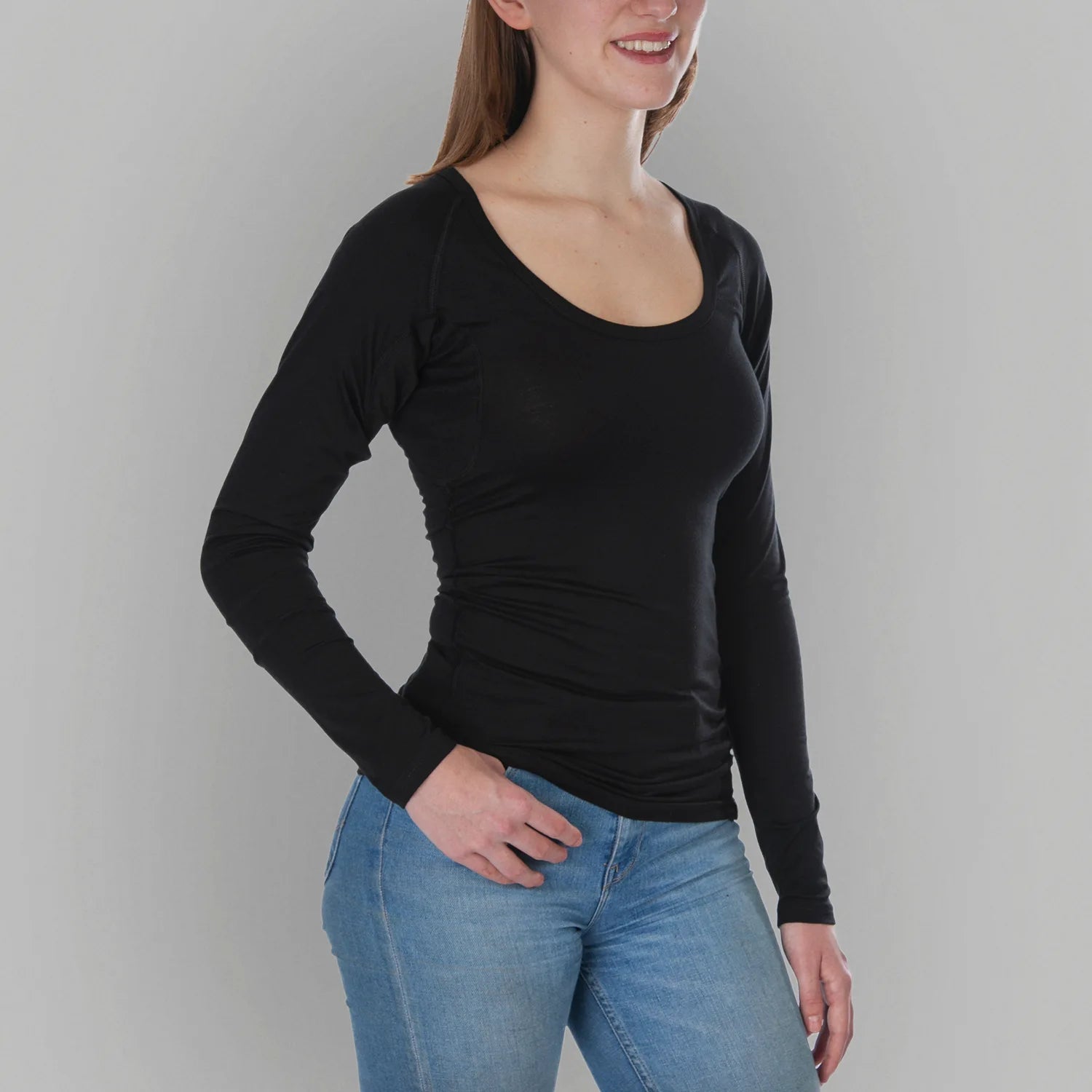 Studiofoto van vrouwelijk model met ANTI ZWEET SHIRT DAMES Ondershirts aan van ConfidenceForAll