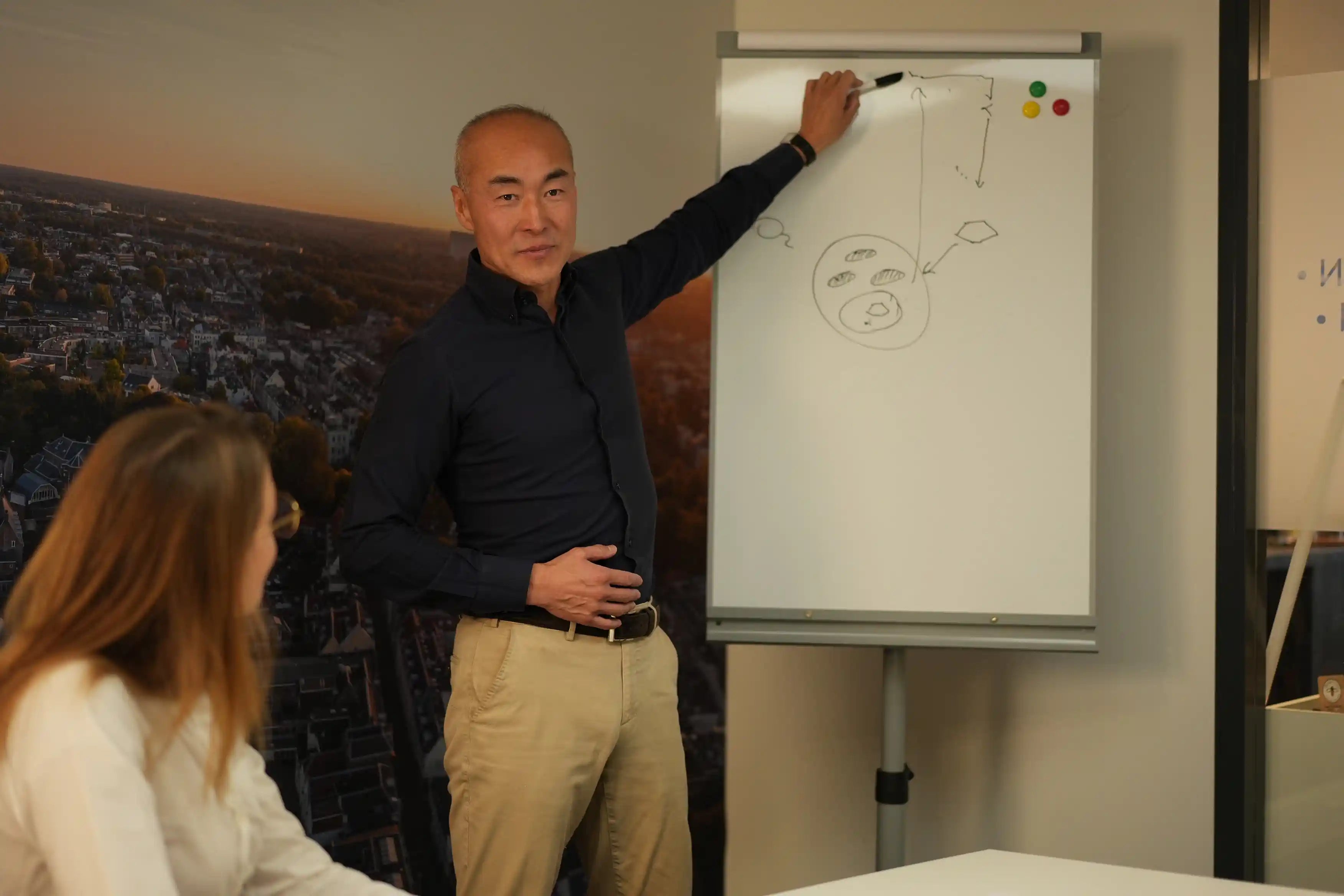 Man presenteert in vergadering zonder zweetplekken