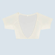 Flatlay-fotografie van de voorkant van een doorschijnende creme ConfidenceForAll DryDress-top met korte mouwen, voorzien van grote, zweetabsorberende, antibacteriële zweetpads met een clip aan de voorkant om hem vast te maken.