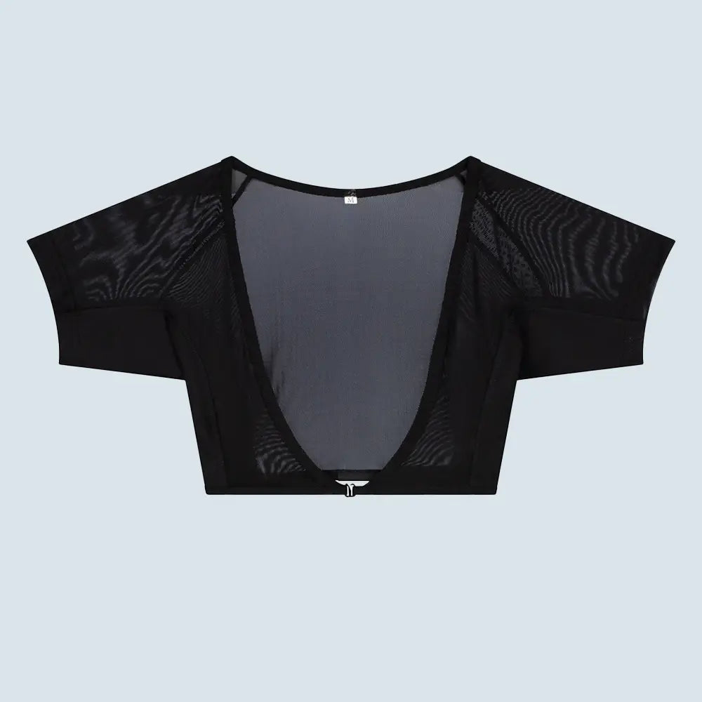 Flatlay-fotografie van de voorkant van een doorschijnende zwarte ConfidenceForAll DryDress-top met korte mouwen, voorzien van grote, zweetabsorberende, antibacteriële zweetpads met een clip aan de voorkant om hem vast te maken.