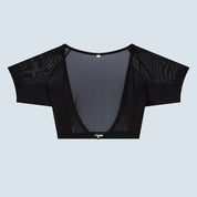 Flatlay-fotografie van de voorkant van een doorschijnende zwarte ConfidenceForAll DryDress-top met korte mouwen, voorzien van grote, zweetabsorberende, antibacteriële zweetpads met een clip aan de voorkant om hem vast te maken.