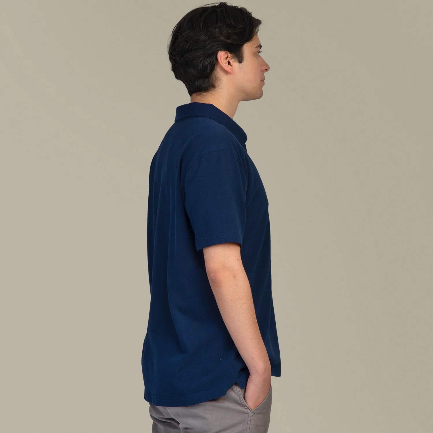 Studio Productfoto Mannelijk model met Anti Zweet Polo shirt Navy van ConfidenceForAll zijkant