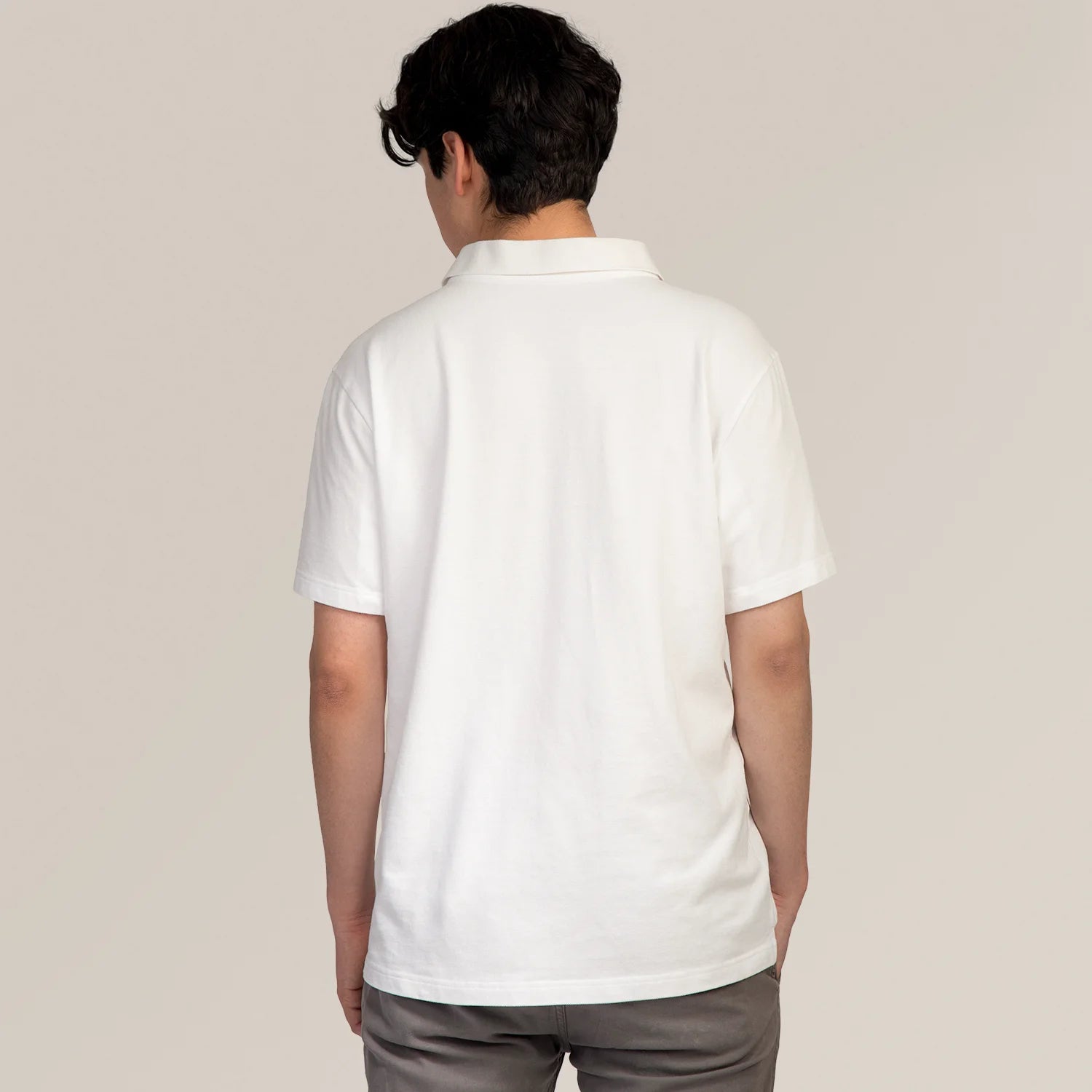 Studio Productfoto Mannelijk model met Anti Zweet Polo shirt Wit van ConfidenceForAll achterkant
