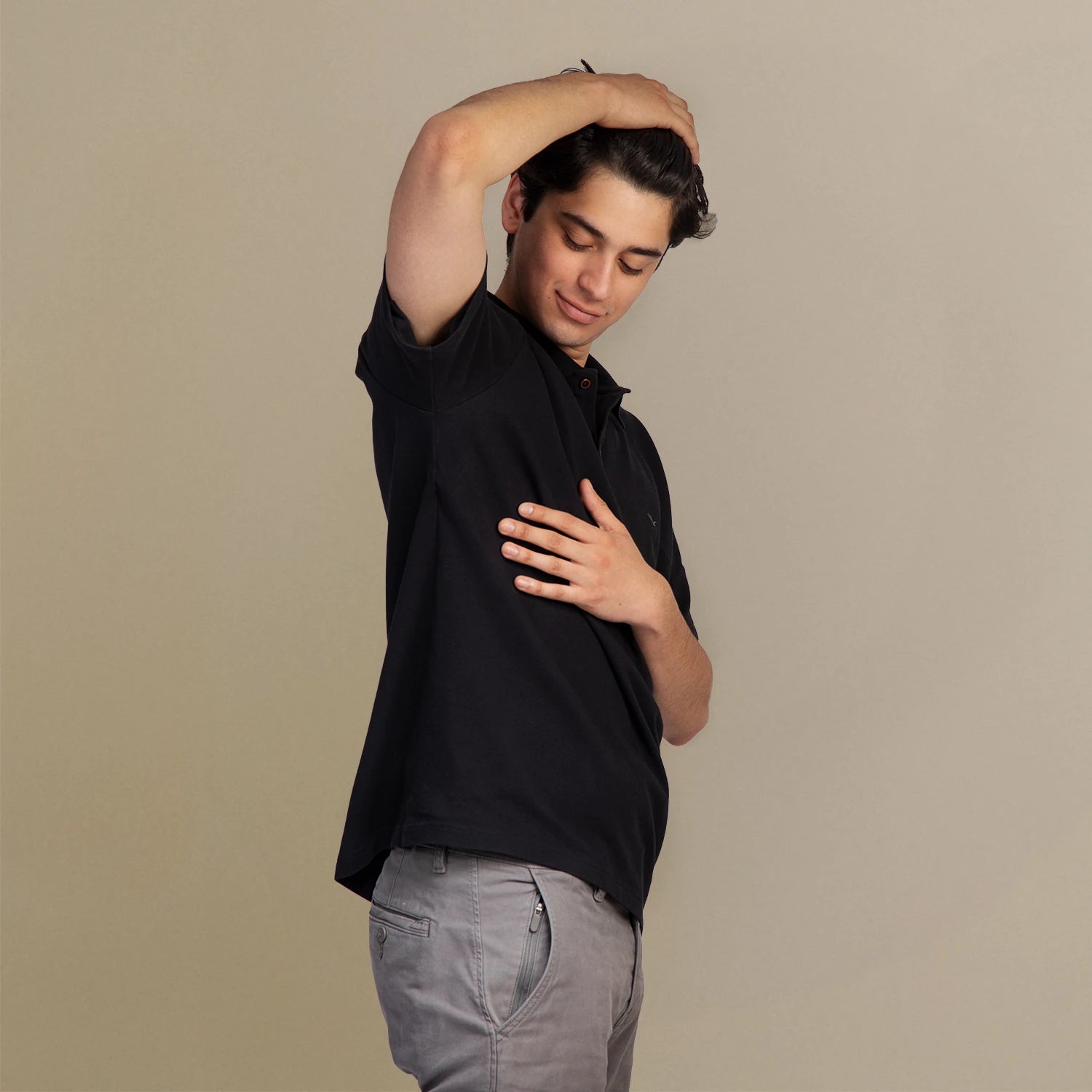 Anti zweet polo in de kleur donkerblauw van ConfidenceForAll - arm omhoog
