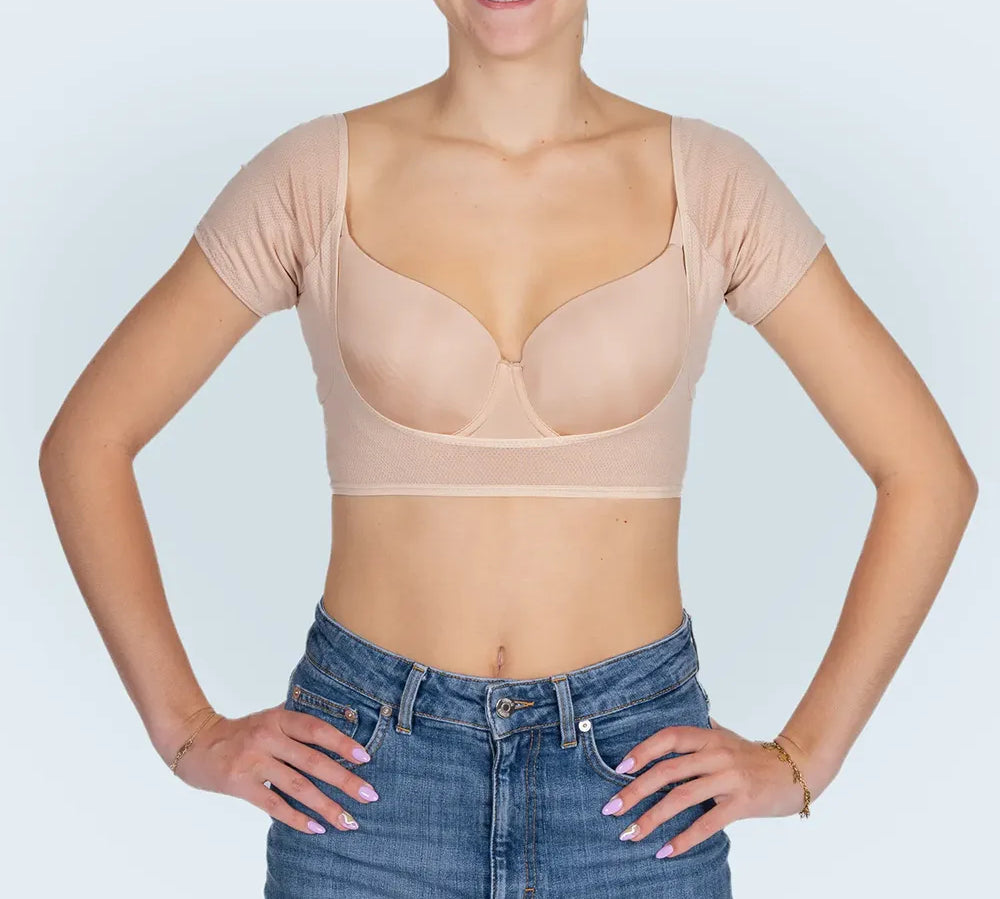 Vrouw model met BEIGE ANTI ZWEET COLLEGE TOP van ConfidenceForAll en blauwe spijkerbroek vooraanzicht in studio  