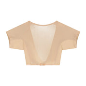 Flatlay-fotografie van de achterkant van een doorschijnende beige ConfidenceForAll DryDress-top met korte mouwen, met grote, zweetabsorberende, anti-transpirant en antibacteriële zweetpads met de label aan de achterkant en een clip aan de voorkant om hem vast te maken.