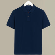 Studio Productfoto Flatlay Anti Zweet Polo shirt Navy van ConfidenceForAll voorkant aan een kledinghanger